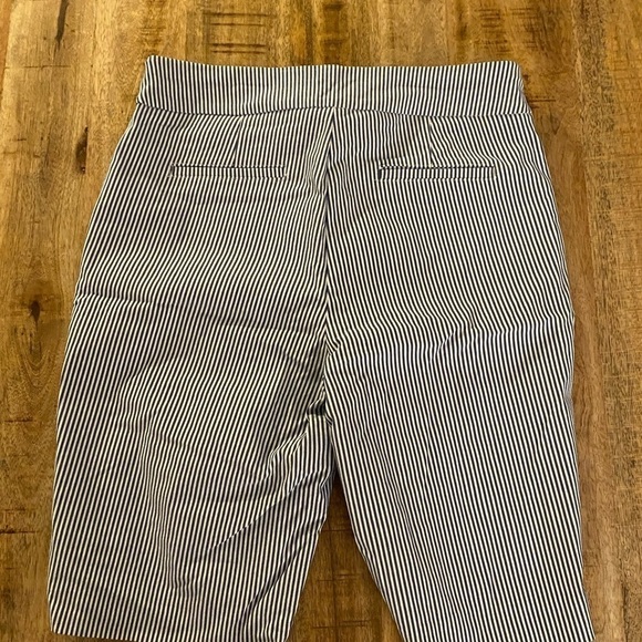 Charter club nautical blue and white striped Bermuda shorts size 6 EUC - Picture 3 of 4